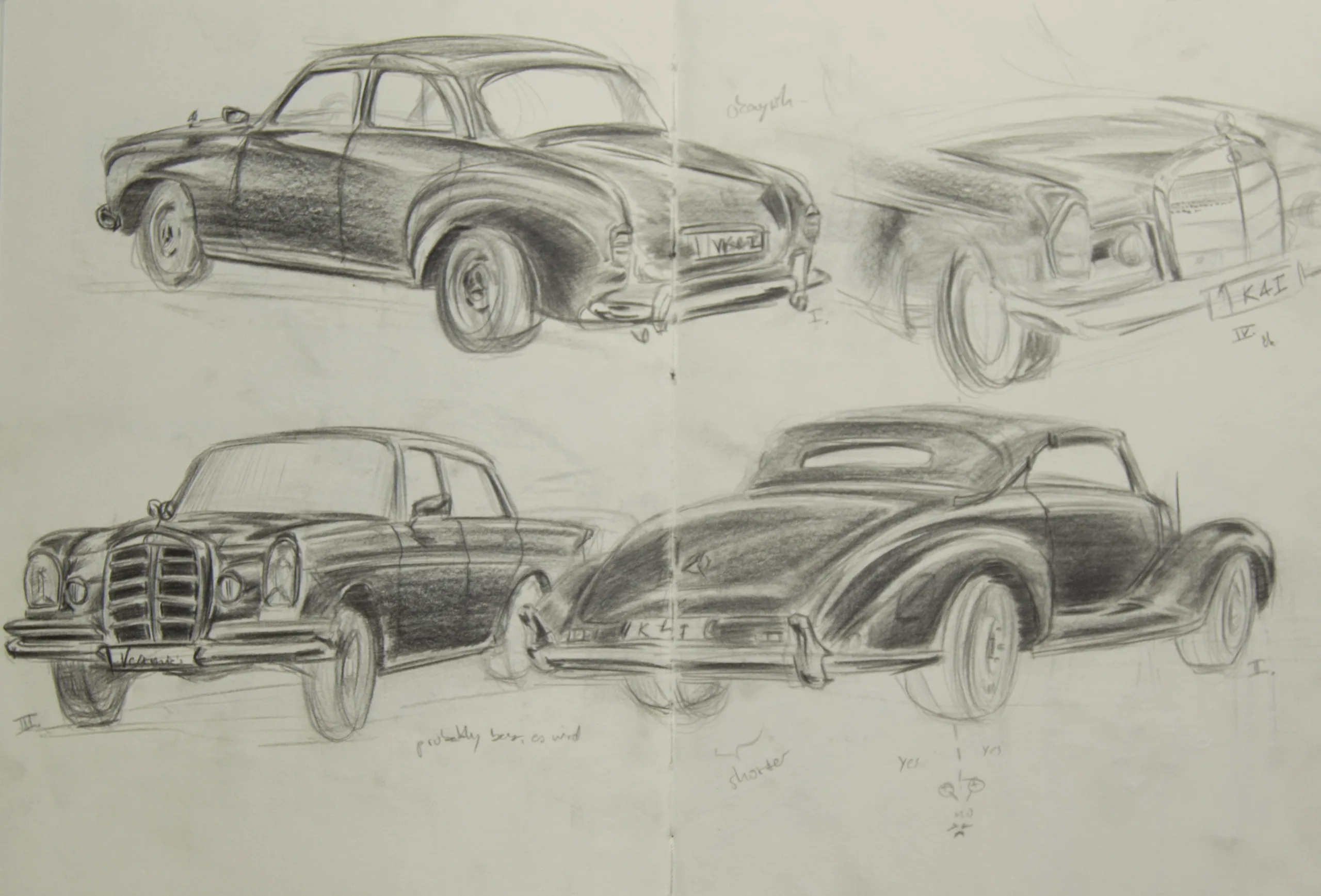 Aufgeschlagene Skizzenbuch-Doppelseite mit vier Studien klassischer Mercedes-Benz-Modelle aus verschiedenen Blickwinkeln, dazu handschriftliche Notizen.