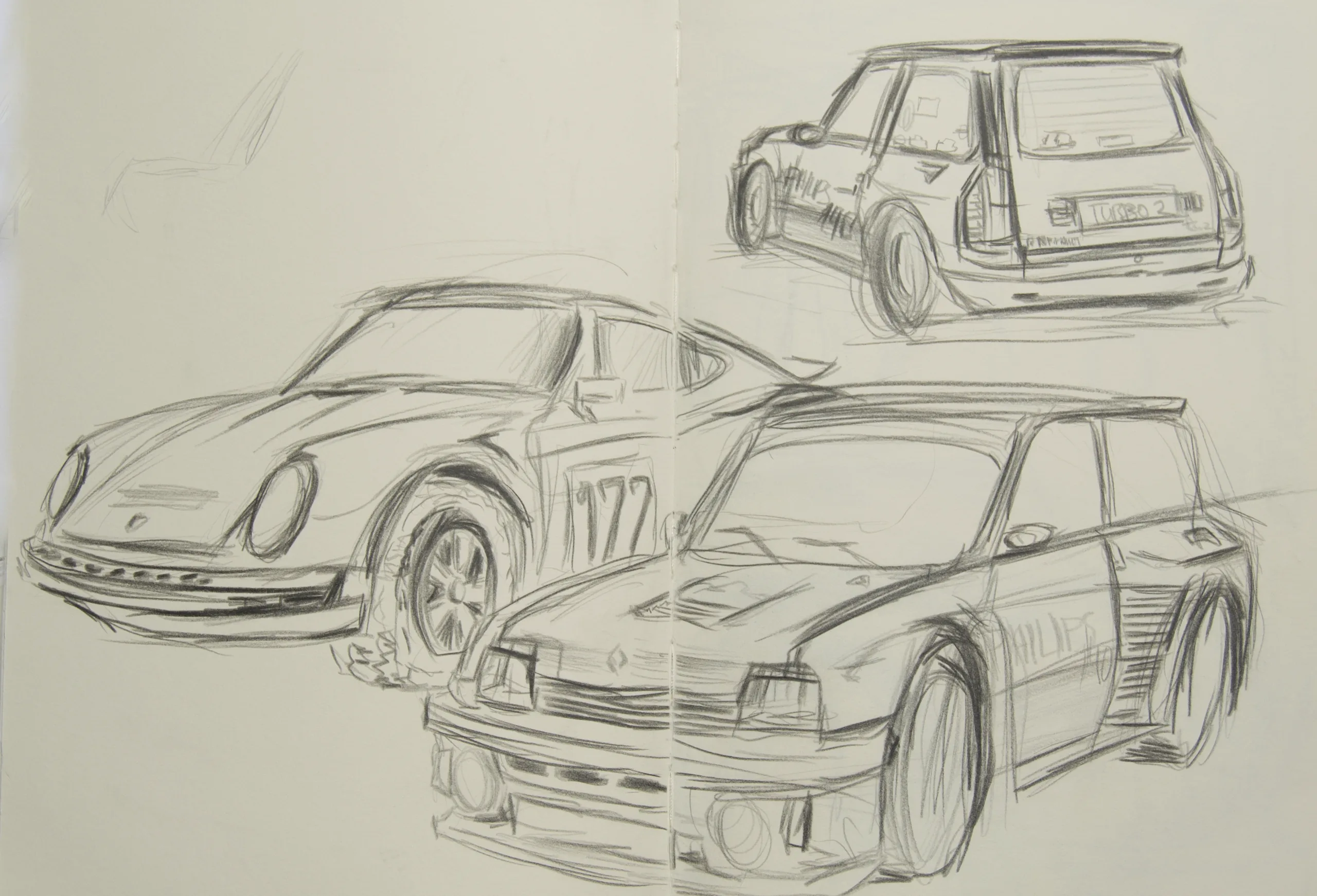 Skizzenbuch-Doppelseite mit einem Porsche 911 Typ 953 in Dreiviertelansicht und zwei Studien eines Renault 5 Turbo mit ausgestellten Kotflügeln.